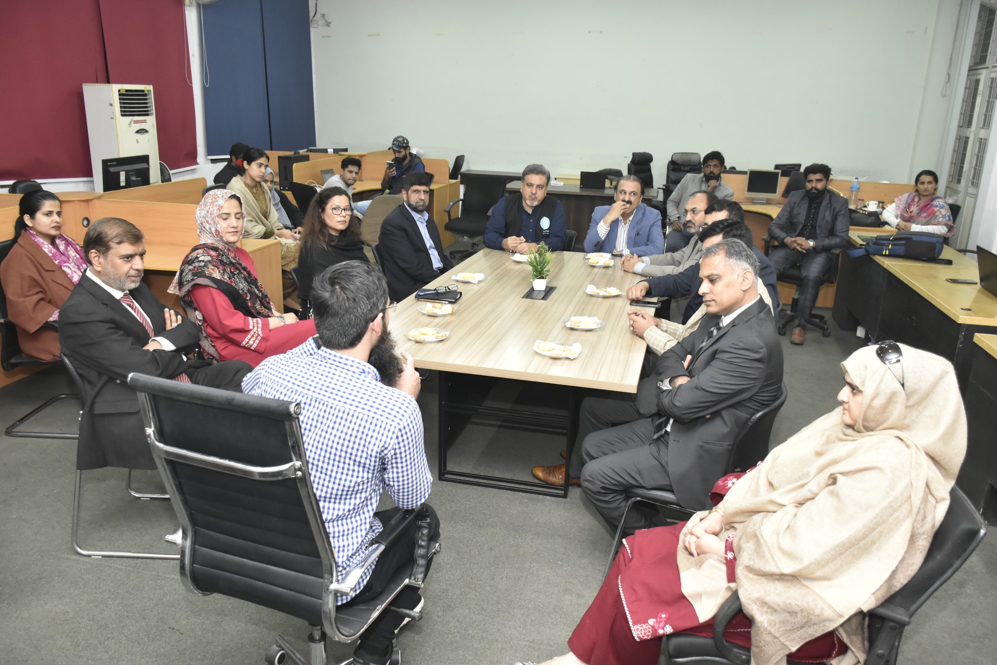 A delegation from Allah Walay Trust, led by Chairman Mr. Shahid Lone and Director Scholarship Program Prof. Dr. Khalid Manzoor Butt visited UET Lahore and met Vice Chancellor Prof. Dr. Shahid Munir (TI).