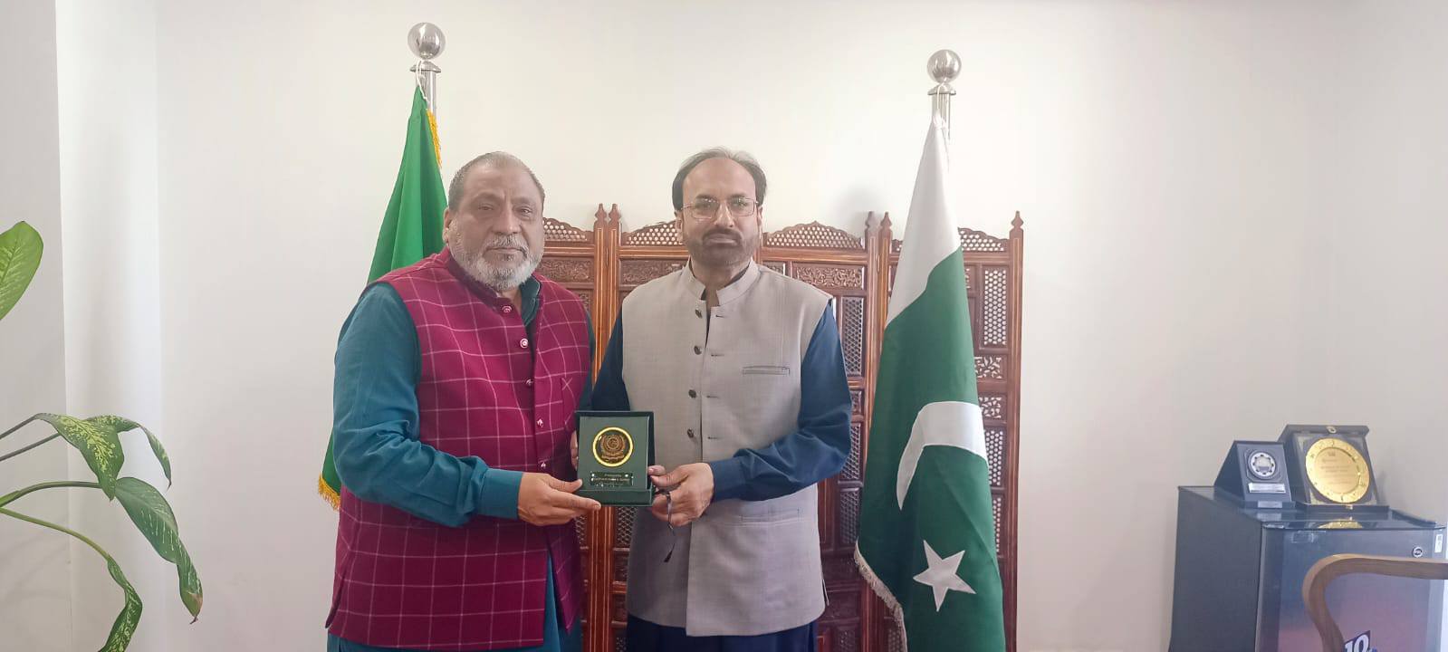 Prof. Dr. Shahid Munir, Vice-Chancellor of UET Lahore, visited the office of Vice-Chairman Punjab, PEC, Engr. Prof. Dr. Suhail Aftab Qureshi, and was honored with a shield for his outstanding contributions to education.